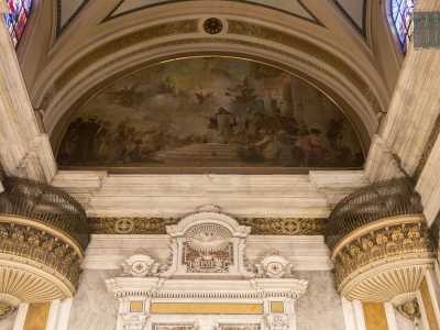 Al di sotto della lunetta, sugli angoli estremi, si stagliano due caratteristici balconcini protetti dalle grate: rappresentano l'unico collegamento ancora esistente tra la chiesa e la Prefettura...